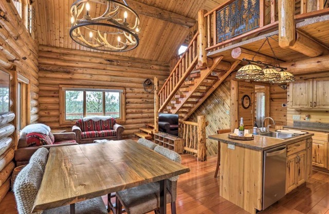 Custom Black hills log cabin w/views, secluded, 12 miles to MT Rushmore!