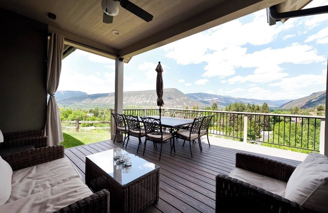 Custom Home - Amazing Views/Huge Deck - 3 miles to downtown - AC/Hot Tub