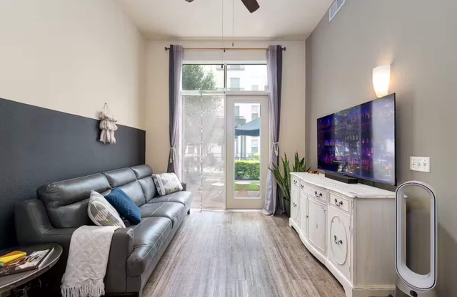 Cute 1bd apartment w/backyard in The Domain!