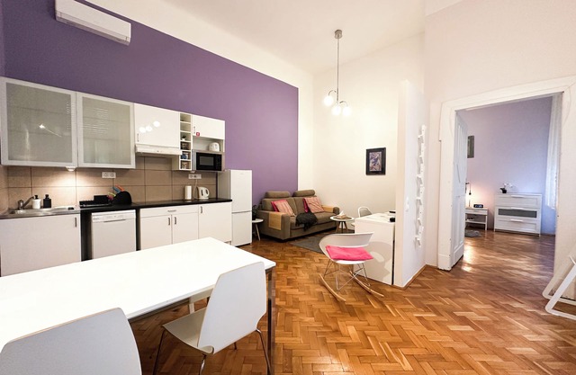 Cute 1BR Central Apartment with A/C - Purple House