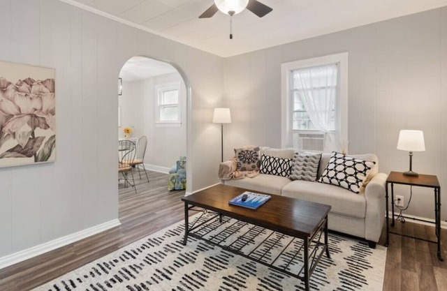 CUTE 2 BDRM Home - Sleeps 3!