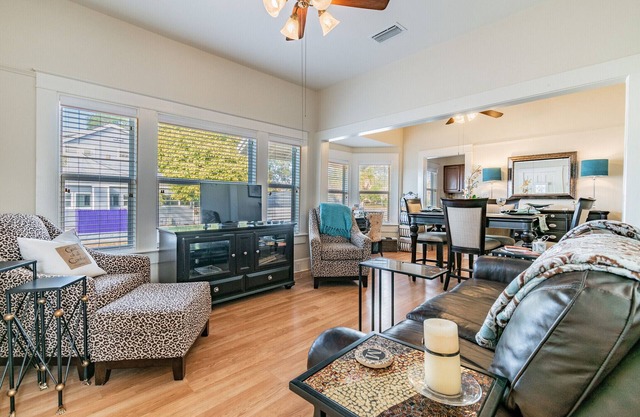 Cute 2 bedroom 2 bath House in Tarpon Springs, Dog Friendly!