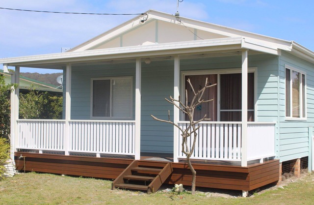 Cute 3 bedroom cottage a short stroll to the beaches, creek and club.