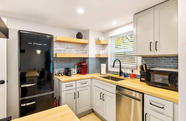 Cute 3BR/2BA w/Jacuzzi, Steps from Big House!