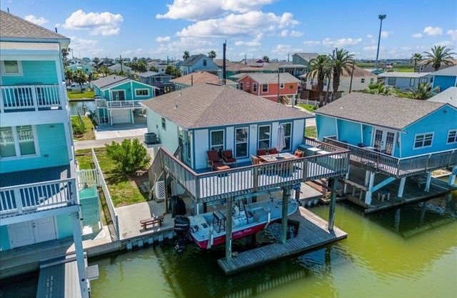 Cute and Cozy Canal Home -Short Distance to the Beach