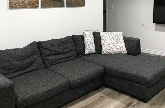 Cute as a button 2 bedroom unit with free parking in Hospital Area