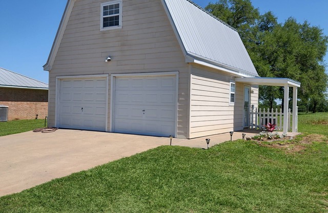 Cute barn style 2-story BnB, between Brenham and Round Top! Great farm views!