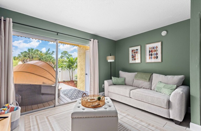 Cute Boho style condo+garden+ heated pool