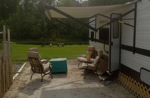 Cute Chalet close to downtown Crystal river florida.