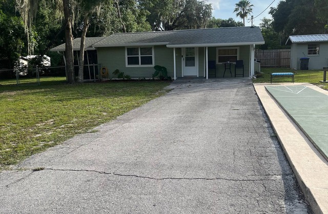 Cute, clean home on big private lot in Inverness FL.
