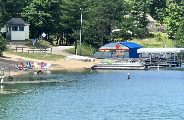 Cute Cottage on Arbutus Lake with Washer & Dryer, minutes to Traverse City