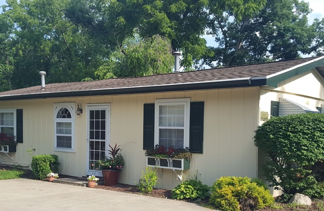 Cute Cottage on Lake Freeman, Private Beach, Boating Paradise, Relaxing Get-Away