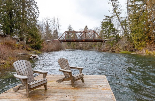 Cute cottage steps from Cowichan river with shared dock and swimming hole!
