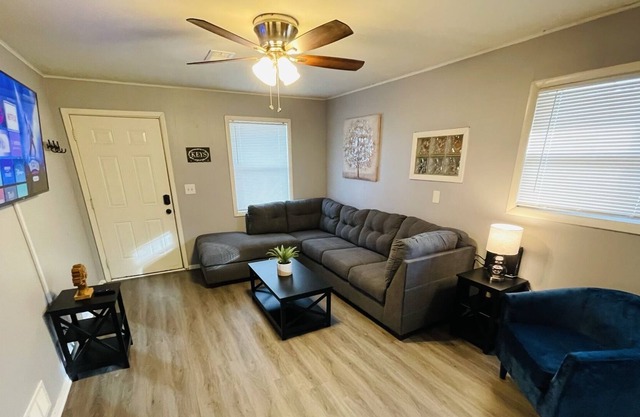 Cute & Cozy 1- Large TV, Large Couch, Comfy Beds