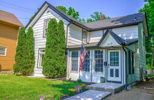 Cute & cozy home within a 10 minute walk to Downtown Stillwater!