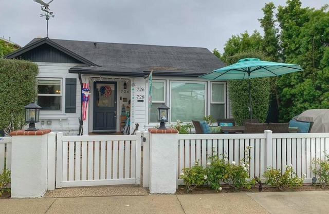 CUTE HOME 7 BLOCKS TO BEACH . XBOX . BIKES . PETS