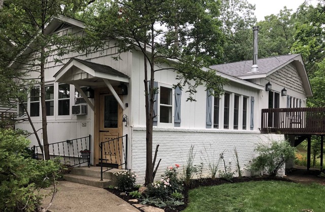 Cute peaceful cottage close to downtown Twin Lakes.