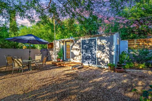 Cute Peaceful Tiny House Getaway w Backyard - Low Summer Rates!