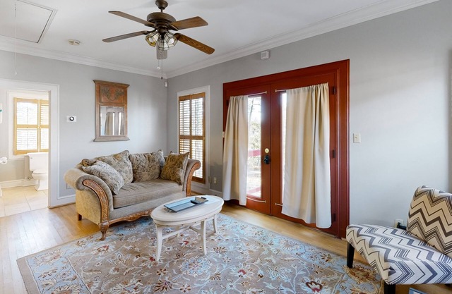 Cute studio cottage with central AC and private W/D