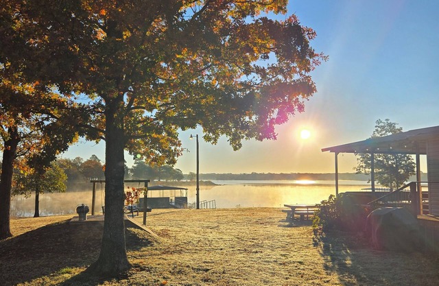 Cute Twin Lakes house w/huge deck,beach,ramp&dock, sleeps10- only 30 min to OKC