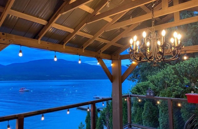 Cvit Creek Tiny Cabin on Lakefront on Shuswap Lake - Eagle Bay