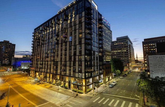 CW/2BR/Sky Lounge/Rooftop Pool/Gym /A