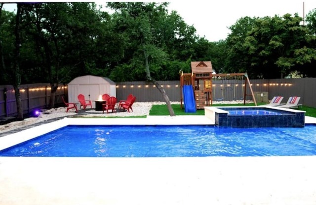 D'Oasis "Pool Paradise" Hot tub, Sleeps19 Pet friendly, Come Celebrate BOOK IT!
