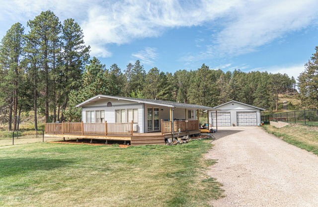 Dads Two Bedroom 1 Bath home and1 car garage. Walk to downtown Hill City, SD