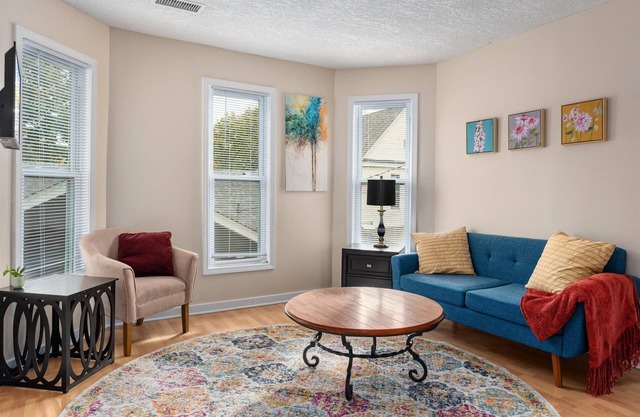 Dahlia Apartment - In Quiet Corcoran Neighborhood with Easy Access to Downtown