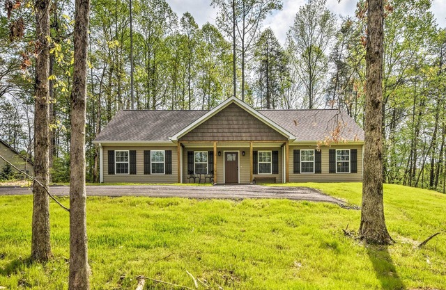Dahlonega Home w/Yard near Hiking & Downtown