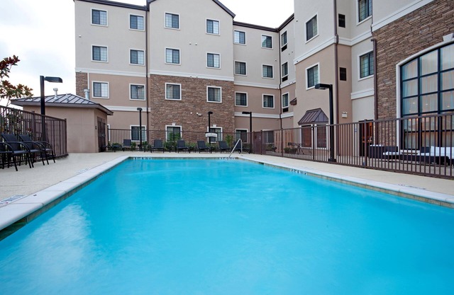 Daily FREE Breakfast Buffet! Outdoor Pool! Spacious Suite Near Sea World.