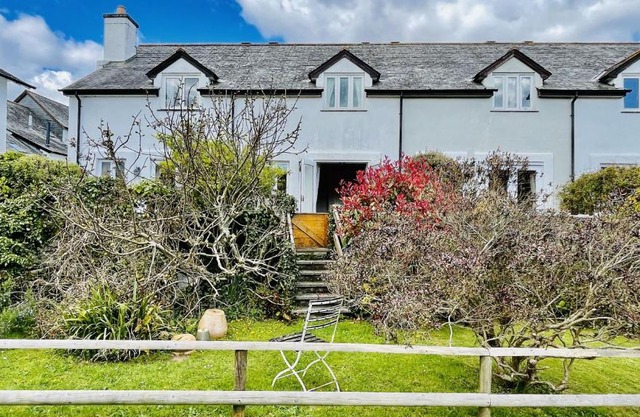 Damson Cottage - Peaceful location, charming communal orchard & private patio garden