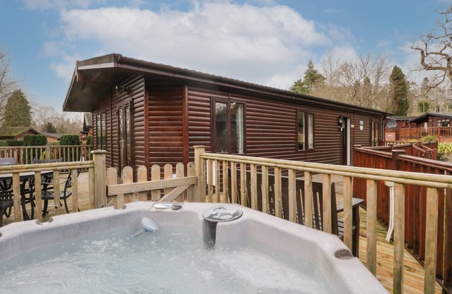 DAMSON LODGE, pet friendly, with hot tub in Windermere