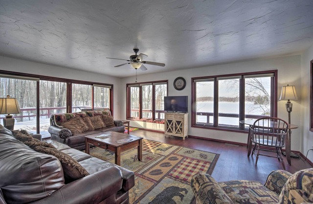 Danbury Cabin w/Wraparound Porch on Lang Lake!