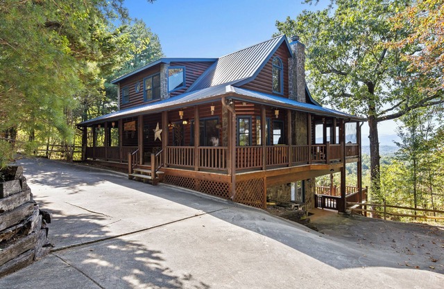 Dances with Wolves offers Sunset Views, Large Decks, Hot Tub and Fire Pit