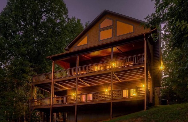 Dancing Bear- Hot Tub | Pool Table | Screened Porch | Gaming Room
