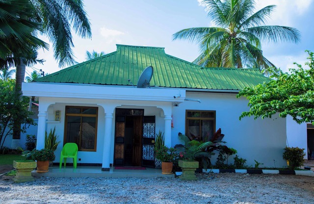 Dar es Salaam-Sleeps8-Parking-Garden-Pet Friendly