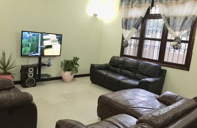Dar es Salaams, A private 2 Bedroom modern house 20 minutes from the Beach.