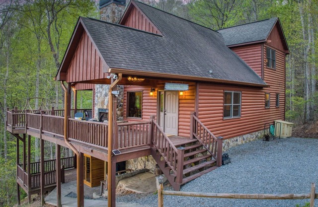 Darby’s Ridge - view, pet friendly, hot tub