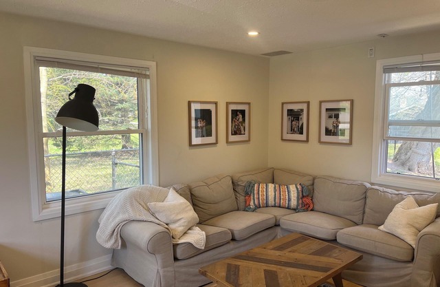 Darling Bungalow in the heart of quaint Inglewood, On. 15 minutes from Osprey!