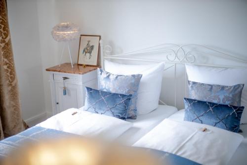 DAS KLEINE HOTEL IPHOFEN, Frühstückszauber, no waste, nachhaltig, nahe aller Weingüter, KNAUF GIPS KG und ConneKT, kleines Secret mit Garten & Terrassen, TV mirrorring, 55" TV, fine dining, Hunde willkommen
