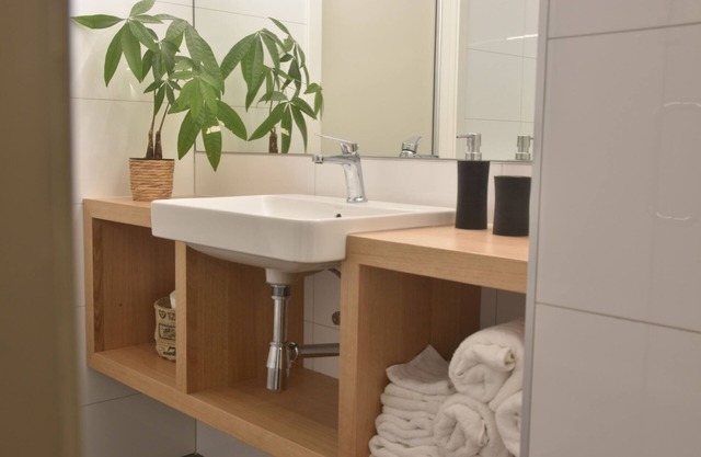 Days Bay Studio - Beach, bush and privacy