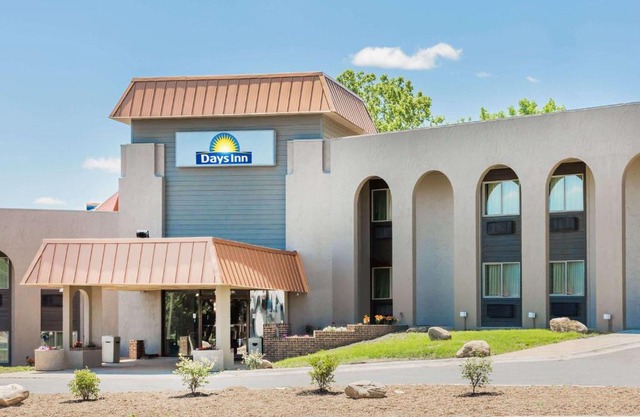 Days Inn by Wyndham Clive - West Des Moines
