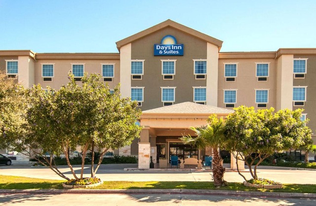 Days Inn & Suites by Wyndham San Antonio near Frost Bank Center