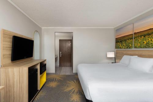 Days Inn & Suites by Wyndham Kansas City - CHIEFS Stadium
