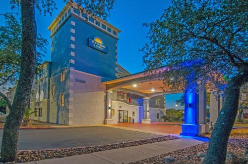 Days Inn & Suites by Wyndham San Antonio North/Stone Oak