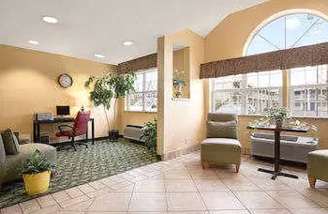 Days Inn & Suites by Wyndham Lafayette IN