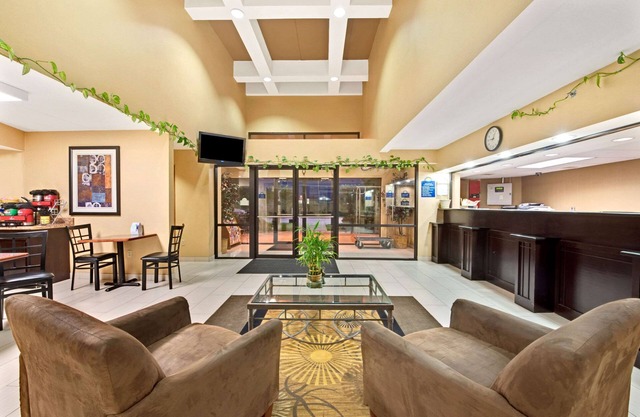 Days Inn & Suites by Wyndham DeSoto