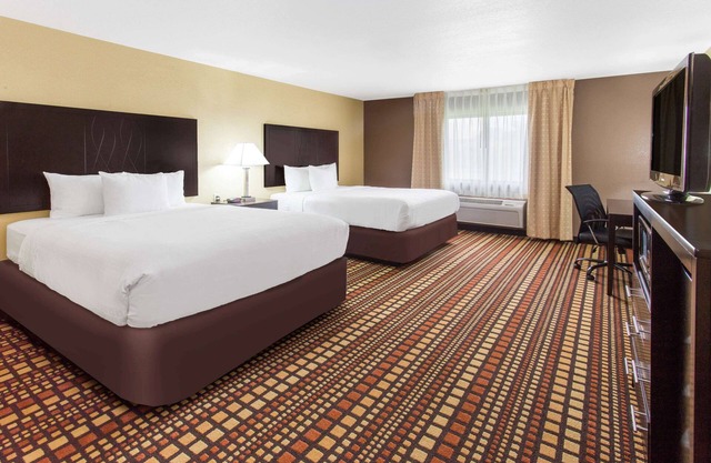 Days Inn & Suites by Wyndham Davenport East