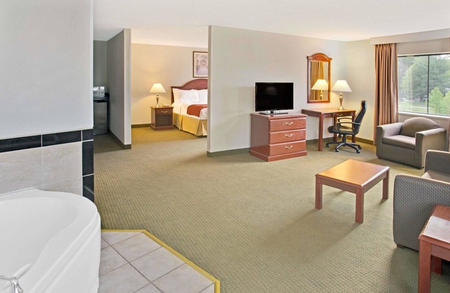 Days Inn & Suites by Wyndham Laurel Near Fort Meade